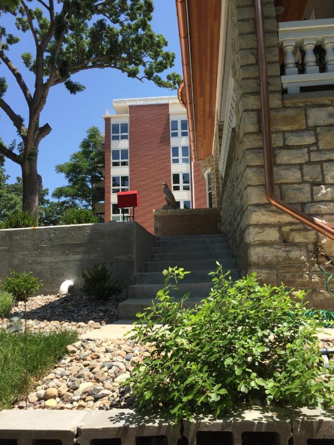 Appartamento Historical Oscar Lofquist House In The Heart Of Des Moines Esterno foto
